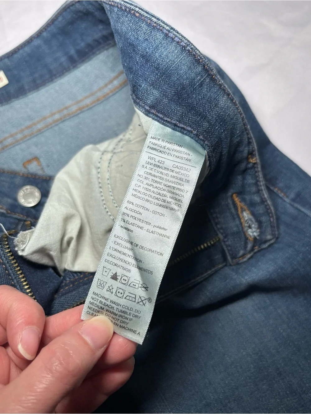 Levi Signature Mid Rise Capri Jeans